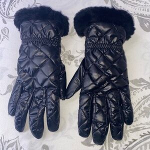 UGG All Weather Touchscreen
Compatible Quilted Performance
Gloves S/M Black